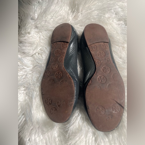 Tory Burch Women's Navy Flats with Gold Logo - Picture 2 of 3